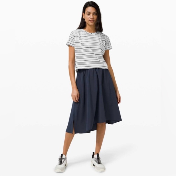 Lululemon Cates Tee in Cut Back Stripe White Black - Picture 1 of 6